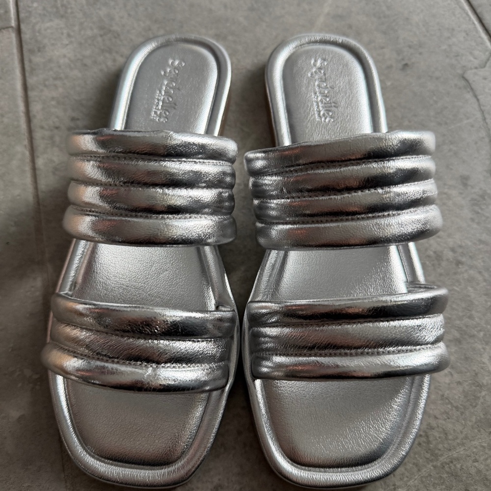 Seychelles Cape May Sandal in Silver Metallic Size 8
